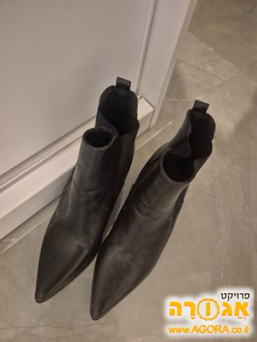 מגף שחור קצר לנשים