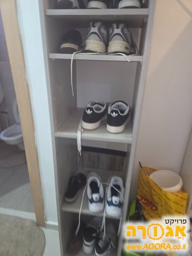 ארון מדפים