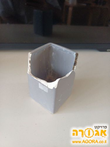 כוס מרובעת אפורה למברשות שיניים (סדוקה)