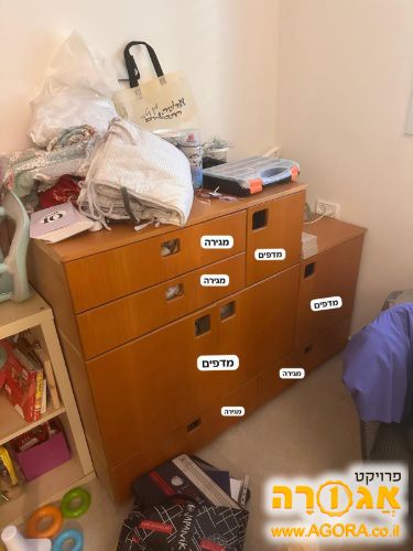 ארון נמוך מעץ מלא